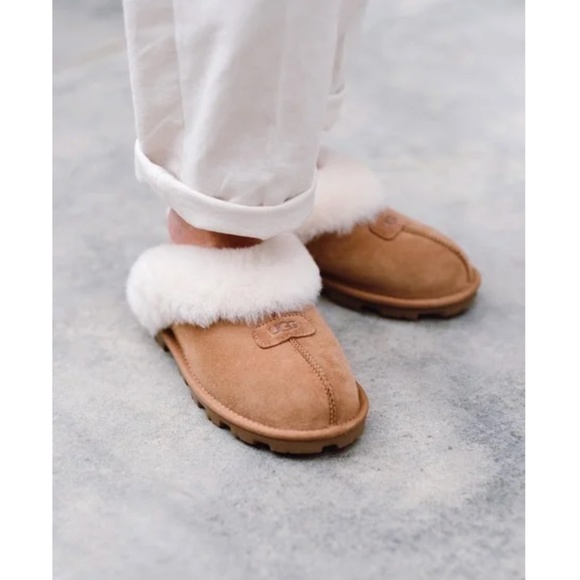 UGG Shoes - UGG Genuine Shearling Slipper in Chestnut Size US 9